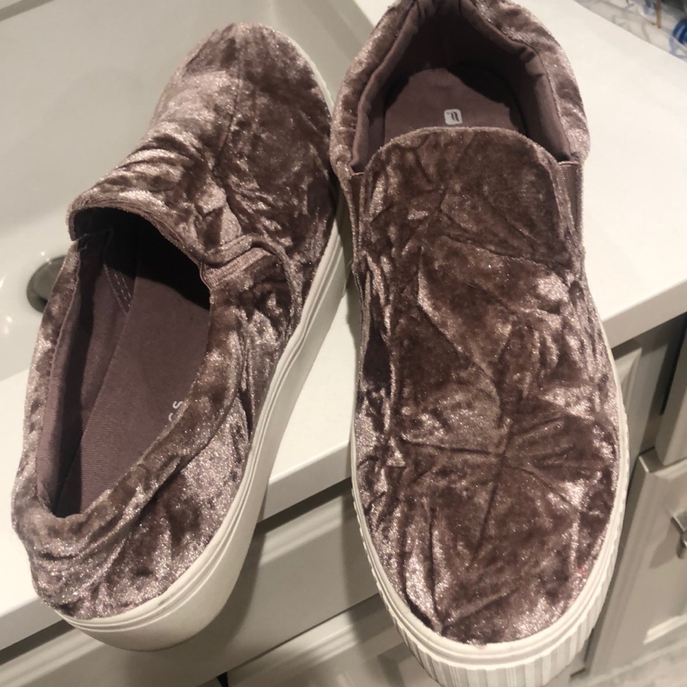 Fabletics Shoes - Picture 2 of 3